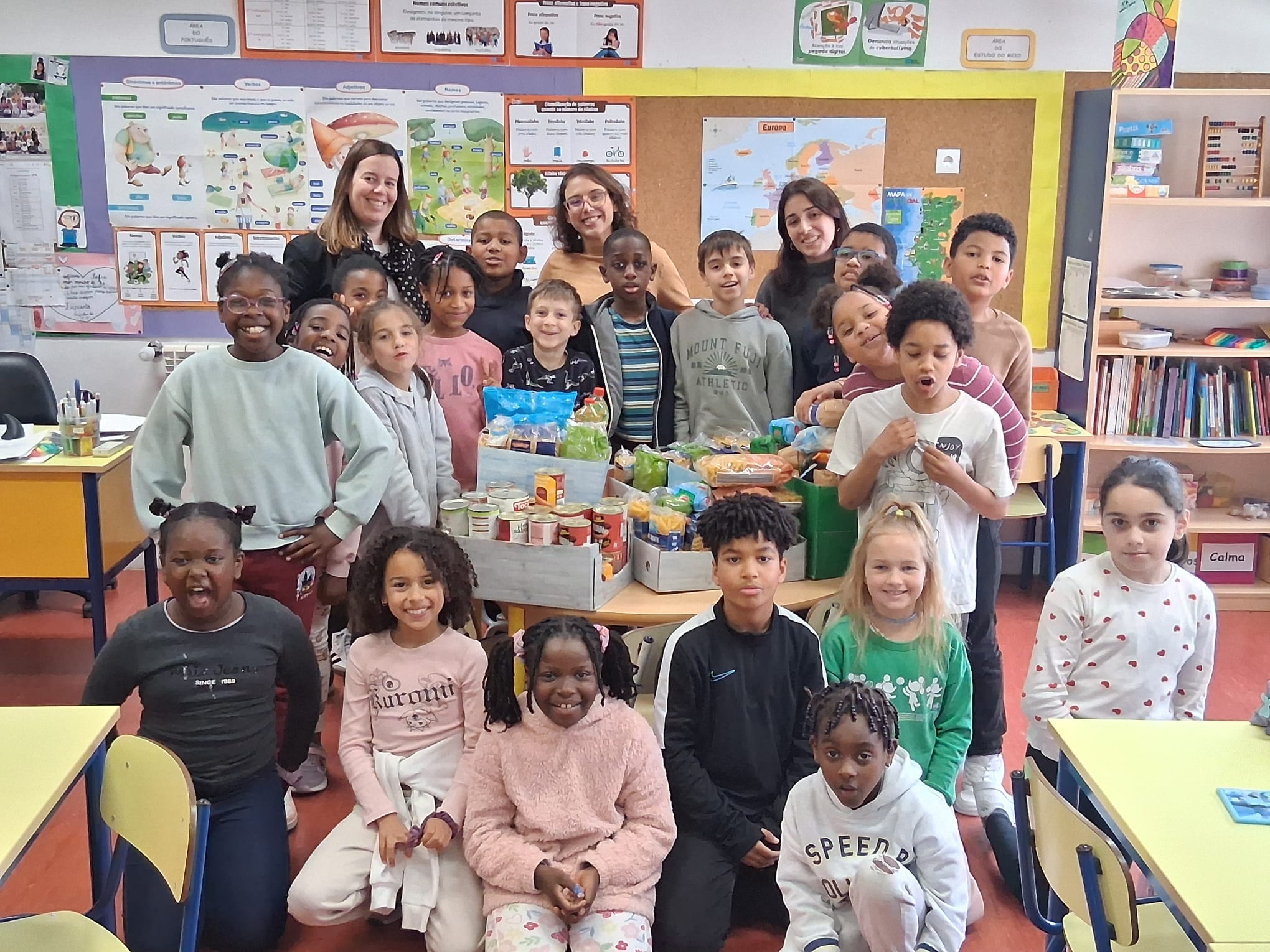 Escola EB1/JI Monte Abraão N.º2 doa bens alimentares para a Mercearia Solidária